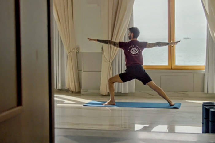 Insegnante di Yoga in posa